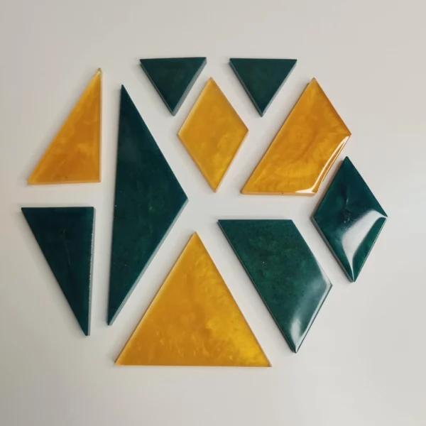 Casse-tête en résine époxy avec 10 formes triangulaires à insérer dans un hexagone de 8 cm de côté, parfait pour les amateurs de puzzles.