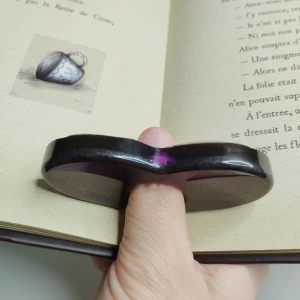Bague de lecture en forme de cœur couleur violet foncé, parfaite pour les amateurs de lecture.