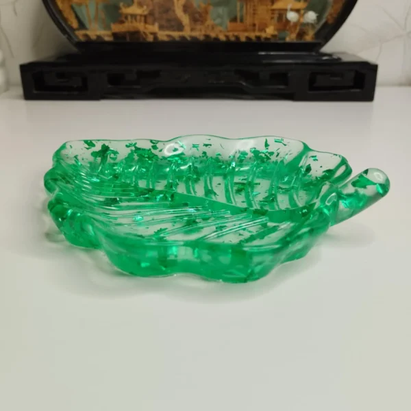 Vide-poche en forme de feuille avec couleur verte et paillettes vertes, parfait pour ranger des petits objets.