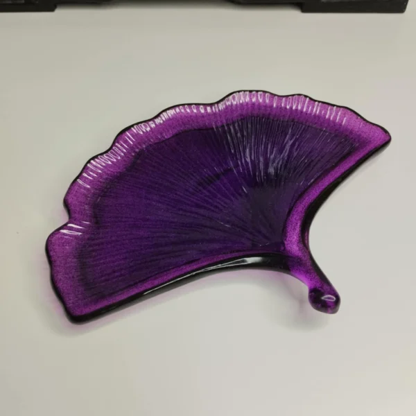 Vide-poche en forme de feuille avec couleur violette, parfait pour ranger des petits objets.