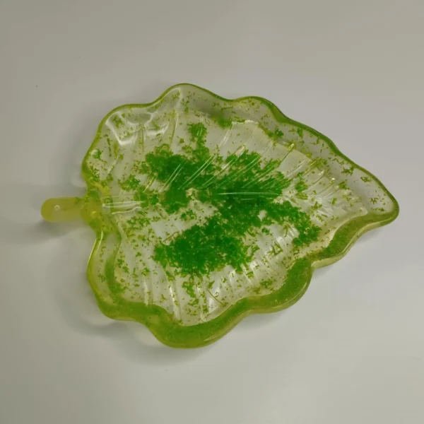 Vide-poche en résine époxy, design naturel et décoratif, idéal pour ajouter une touche de couleur et de texture à un espace.