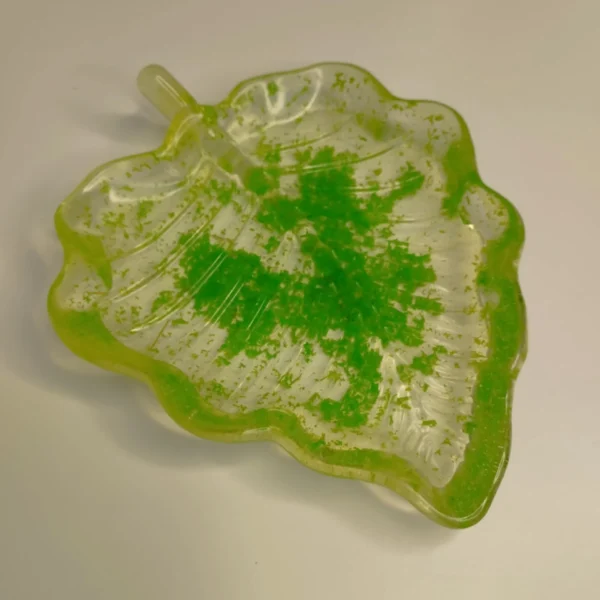 Vide-poche en résine époxy, design naturel et décoratif, idéal pour ajouter une touche de couleur et de texture à un espace.