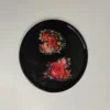 ffa8ea99-4582-4e33-bb47-bf01030d97cc Plat en résine époxy de forme ronde avec motifs de roses rouges et de feuilles vertes, parfait pour servir des petits objets.