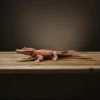 Figurine à peindre représentant un crocodile à l'échelle 1/24, parfaite pour les projets artistiques et les dioramas.