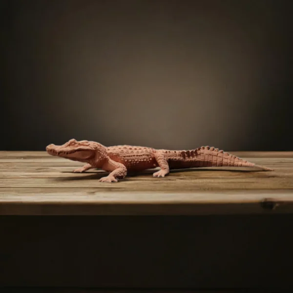 Figurine à peindre représentant un crocodile à l'échelle 1/24, parfaite pour les projets artistiques et les dioramas.