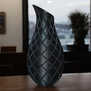 Vase en PETG de forme allongée et élancée avec motif en losange, parfait pour décorer un espace moderne.