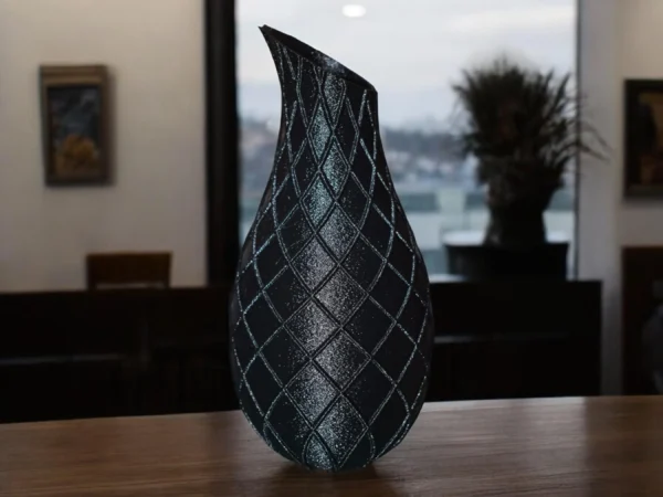 Vase en PETG de forme allongée et élancée avec motif en losange, parfait pour décorer un espace moderne.