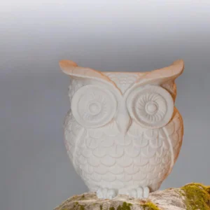 Pot en jesmonite en forme de hibou avec détails sculptés, parfait pour ranger des stylos et des crayons.