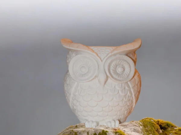 Pot en jesmonite en forme de hibou avec détails sculptés, parfait pour ranger des stylos et des crayons.