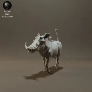 Figurine détaillée d'un phacochère à l'échelle 1/24, capturant fidèlement les caractéristiques physiques de l'animal. Idéale pour les collectionneurs, les amateurs de modèles réduits et les artistes cherchant à créer des dioramas réalistes.