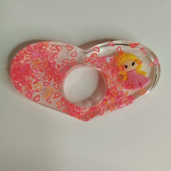 Bague de lecture en résine époxy transparente avec cœurs colorés et figurine de fée.