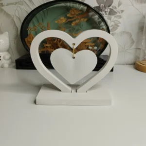 Décoration double cœur en jesmonite blanche avec chaîne dorée