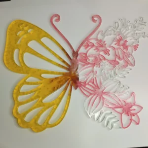Décoration murale en résine époxy en forme de papillon, 38x31 cm, idéale pour une ambiance artistique et colorée.