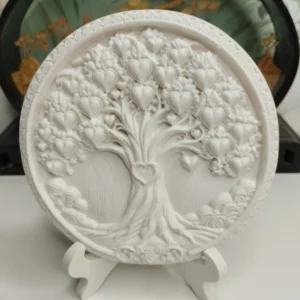 Sculpture en bas-relief d'un arbre de l'amour en Jesmonite blanc.