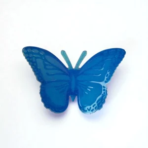 Boîte décorative papillon en résine époxy bleue, design raffiné avec détails d’ailes et textures naturelles.