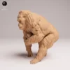 Gros plan sur les textures réalistes du pelage et de la peau de cette figurine gorille femelle avec bébé, idéale pour les passionnés de modélisme et de nature.