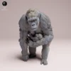 Vue de face d'une figurine gorille des plaines de l'est à peindre en résine, montrant une mère accroupie tenant tendrement son bébé contre elle.