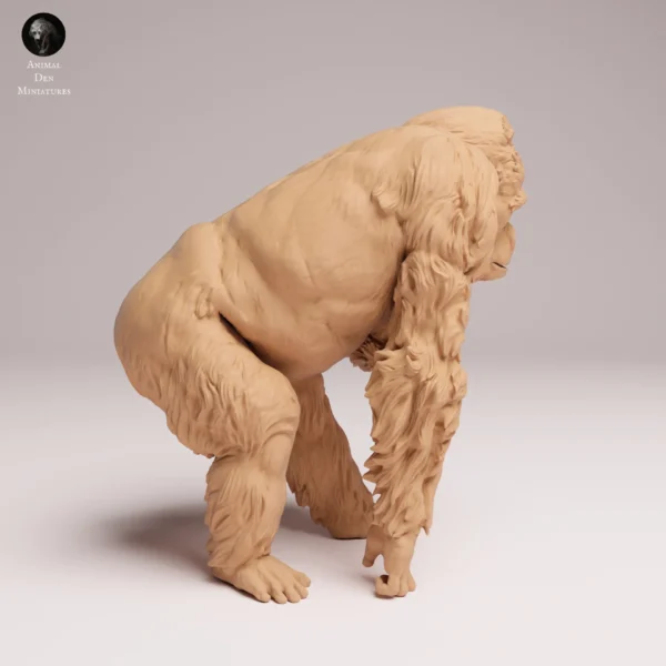 Profil détaillé d'une maquette animaux sauvages en résine à l'échelle 1/24, soulignant la posture dynamique et protectrice du primate prêt à se déplacer.