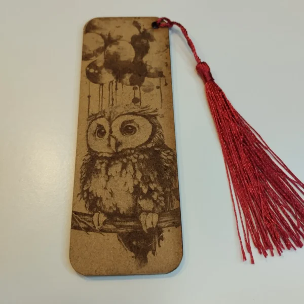 Marque-page en HDF avec gravure artistique de chouette, pompon rouge, 12 cm x 4 cm.