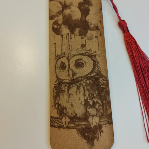 Marque-page en HDF avec gravure artistique de chouette, pompon rouge, 12 cm x 4 cm.