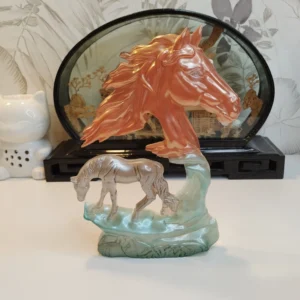 Sculpture en résine époxy avec cheval rouge et orange, poulain argenté, base texturée verte.