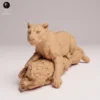 Figurine de léopard de l'Amour à l'échelle 1/24, posée sur un tronc d'arbre texturé.