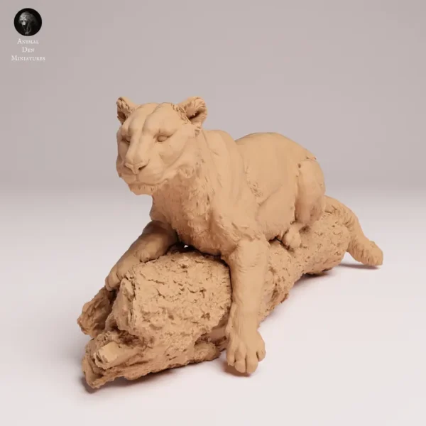 Figurine de léopard de l'Amour à l'échelle 1/24, posée sur un tronc d'arbre texturé.