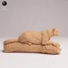 Figurine de léopard de l'Amour à l'échelle 1/24, posée sur un tronc d'arbre texturé.