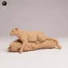 Figurine de léopard de l'Amour à l'échelle 1/24, posée sur un tronc d'arbre texturé.