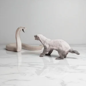 Figurine détaillée d'un blaireau face à un black mamba en résine, échelle 1/24, à peindre pour modélisme.