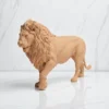 Figurine détaillée d'un lion en marche, crinière réaliste, échelle 1/24, idéale pour modélisme et dioramas.