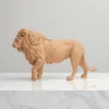Figurine détaillée d'un lion en marche, crinière réaliste, échelle 1/24, idéale pour modélisme et dioramas.