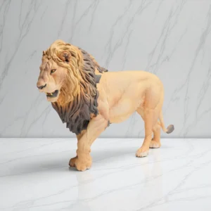 Figurine détaillée d'un lion en marche, crinière réaliste, échelle 1/24, idéale pour modélisme et dioramas.