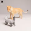 Une vue de face de la figurine non peinte montrant une lionne majestueuse faisant face à un blaireau gueule ouverte, prête à être peinte pour un diorama.