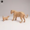 La figurine posée sur un établi d'artiste à côté de pinceaux et de pots d'acrylique, illustrant ce modèle réduit en résine non peinte prêt pour une session créative.