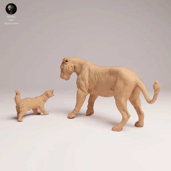 La figurine posée sur un établi d'artiste à côté de pinceaux et de pots d'acrylique, illustrant ce modèle réduit en résine non peinte prêt pour une session créative.