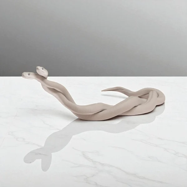 Figurine réaliste de deux Black Mambas en parade nuptiale, sculptés avec des détails précis sur les écailles et les expressions des têtes.