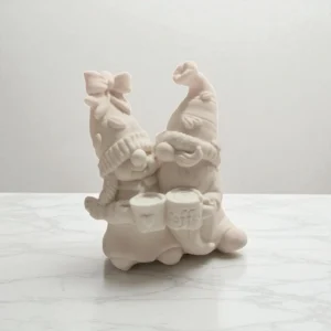 Figurine décorative en Jesmonite : deux gnomes amoureux buvant un café, détails sculptés, 7x5x9 cm, style romantique et ludique.