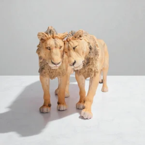 Deux lions subadultes en résine, échelle 1/24, non peints, figurine réaliste et détaillée.