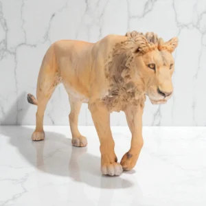 Figurine de lion subadulte imprimée en 3D, reproduction détaillée, musculature réaliste, crinière légère, posture dynamique.