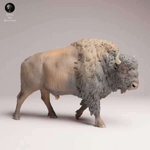 Vue de profil d'une figurine bison en résine non peinte, montrant sa posture de marche dynamique et la musculature détaillée de l'animal, idéale pour les projets de modélisme.