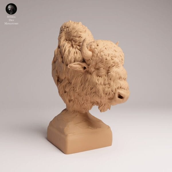 Photographie de profil de la figurine animalière échelle 1/16, capturant la lumière sur la texture épaisse de sa crinière et les rides expressives autour de ses yeux.