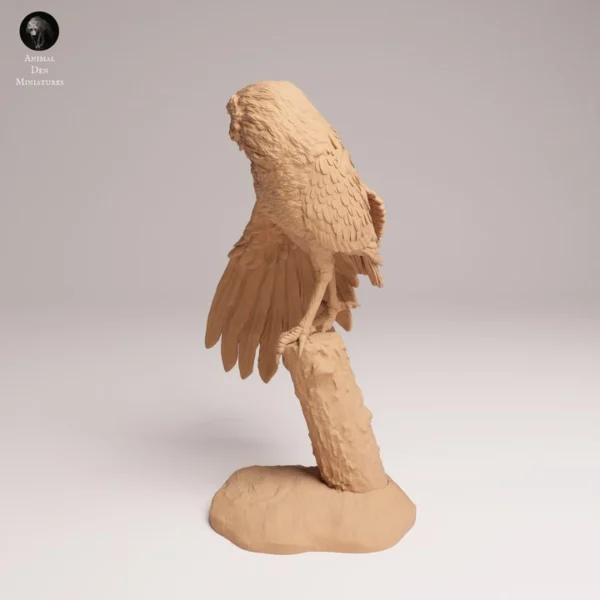 maquette-chouette-realiste-details Gros plan sur la tête et les ailes de la maquette animalière échelle 1/6, révélant la texture lisse et l'expression sereine de la chouette, prête à recevoir ses premières couleurs.
