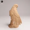 oiseau-miniature-diorama-socle Un oiseau miniature réaliste pour diorama vu de face, mettant en valeur les détails impressionnants des plumes du poitrail et les serres agrippées à un tronc d'arbre.