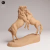 socle-rocheux-diorama-equestre Détail du socle texturé en forme de rochers soutenant fermement les sabots des étalons miniatures.