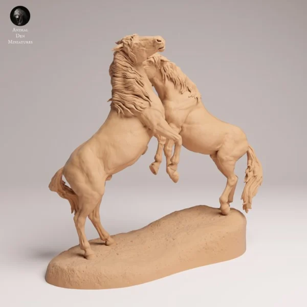 socle-rocheux-diorama-equestre Détail du socle texturé en forme de rochers soutenant fermement les sabots des étalons miniatures.