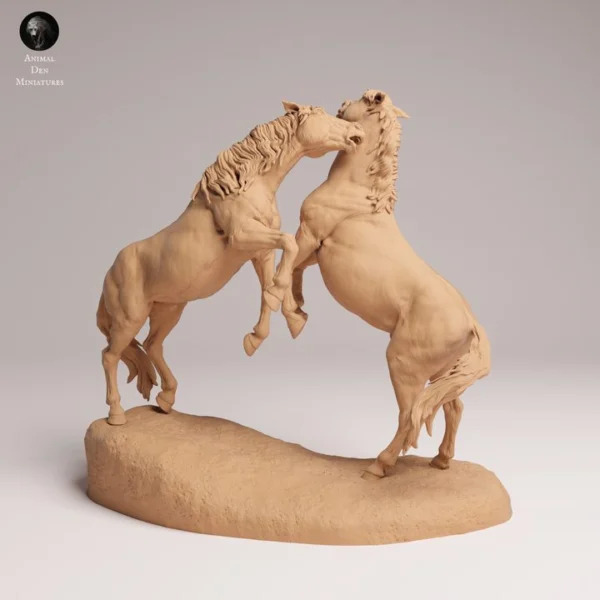 details-musculature-chevaux-sauvages Gros plan détaillé sur la musculature tendue et la crinière au vent d'un cheval sauvage en résine 3D.