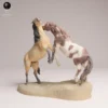 figurine-mustangs-combat-resine Vue d'ensemble de deux chevaux mustangs cabrés en plein affrontement, une scène vibrante prête à être peinte pour un diorama.