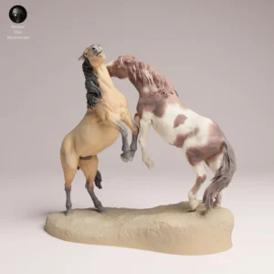 Vue d'ensemble de deux chevaux mustangs cabrés en plein affrontement, une scène vibrante prête à être peinte pour un diorama.