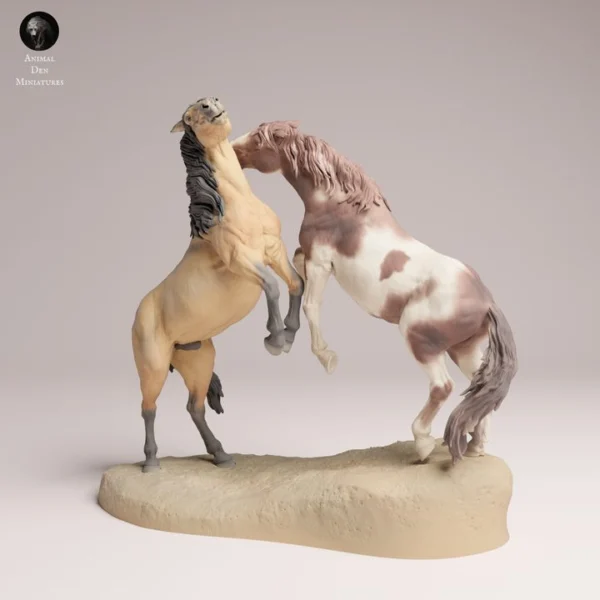 figurine-mustangs-combat-resine Vue d'ensemble de deux chevaux mustangs cabrés en plein affrontement, une scène vibrante prête à être peinte pour un diorama.